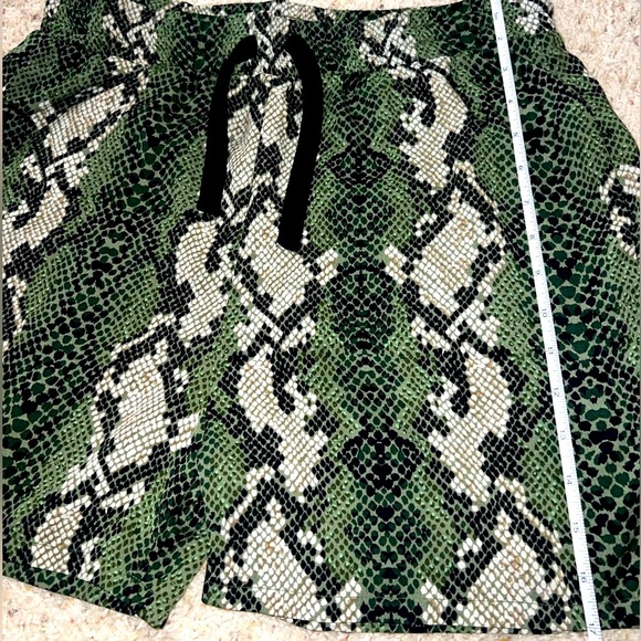 Woven Jim Snake Print Short Sleeve shirt and shorts set! - Picture 11 of 12